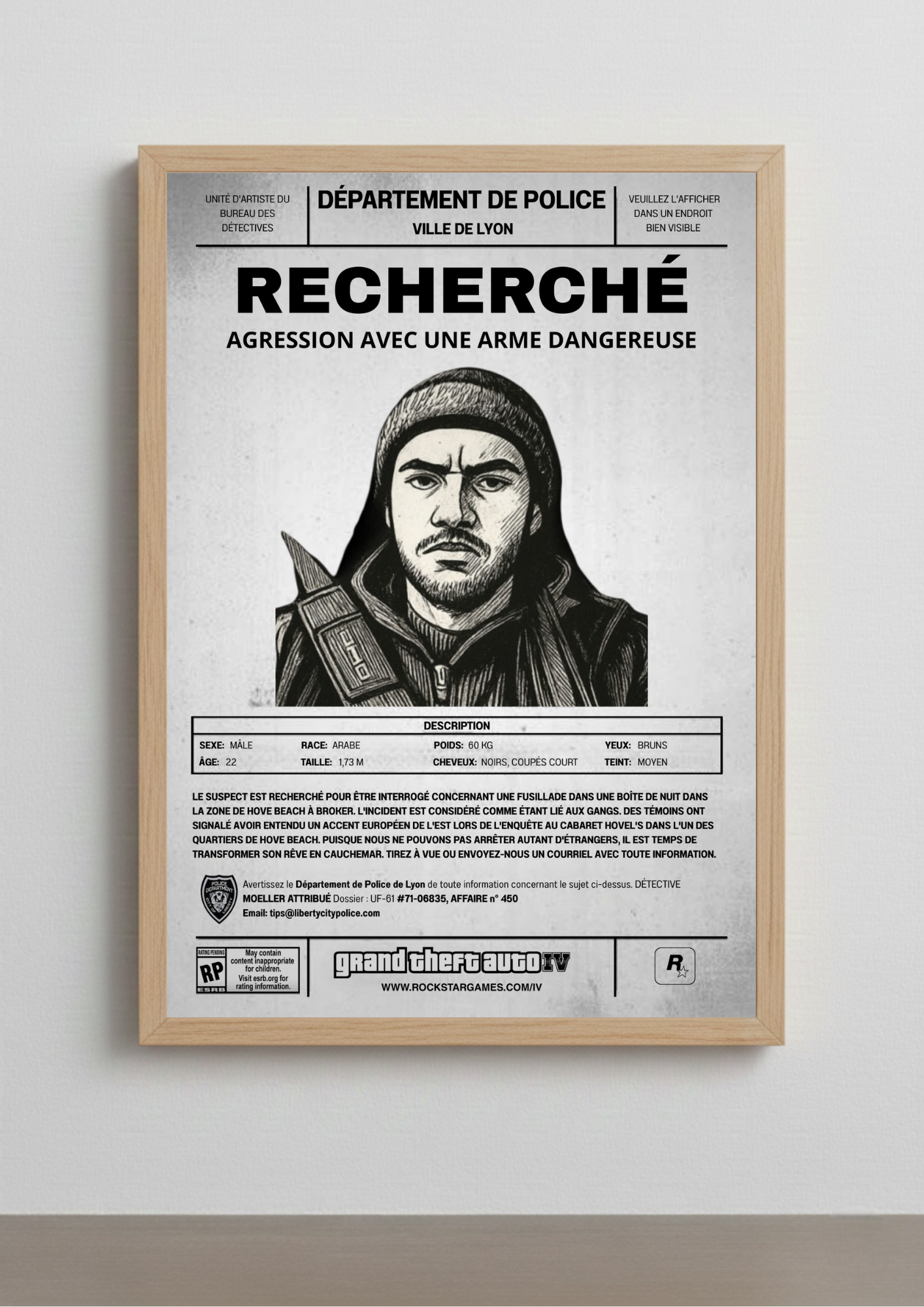 Idée de décoration intérieure moderne avec une affiche Wanted encadrée. Un cadre photo personnalisé parfait pour un setup gaming ou un salon.