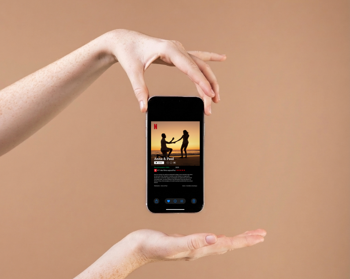 Affiche photo personnalisé style interface Netflix affiché comme décoration murale dans un salon, idée cadeau original.