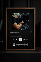 Objet de décoration moderne : cadre photo personnalisable musique affiché sur un mur de salon.