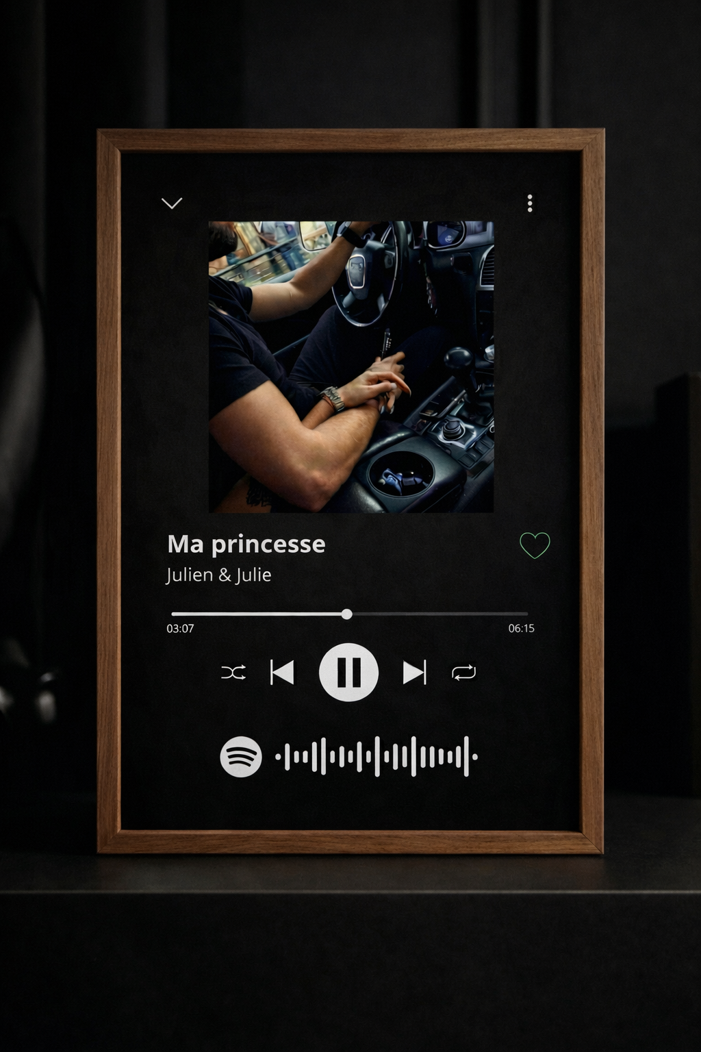 Objet de décoration moderne : cadre photo personnalisable musique affiché sur un mur de salon.