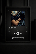 Cadre photo personnalisé style lecteur Spotify avec code scannable pour écouter de la musique, idée cadeau couple, amis et famille.