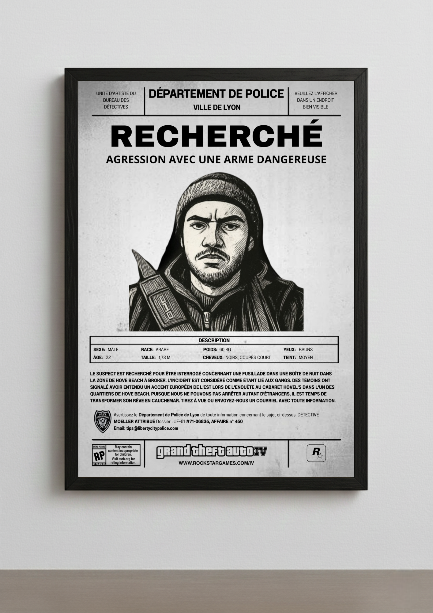 Idée de décoration intérieure moderne avec une affiche Wanted encadrée. Un cadre photo personnalisé parfait pour un setup gaming ou un salon.