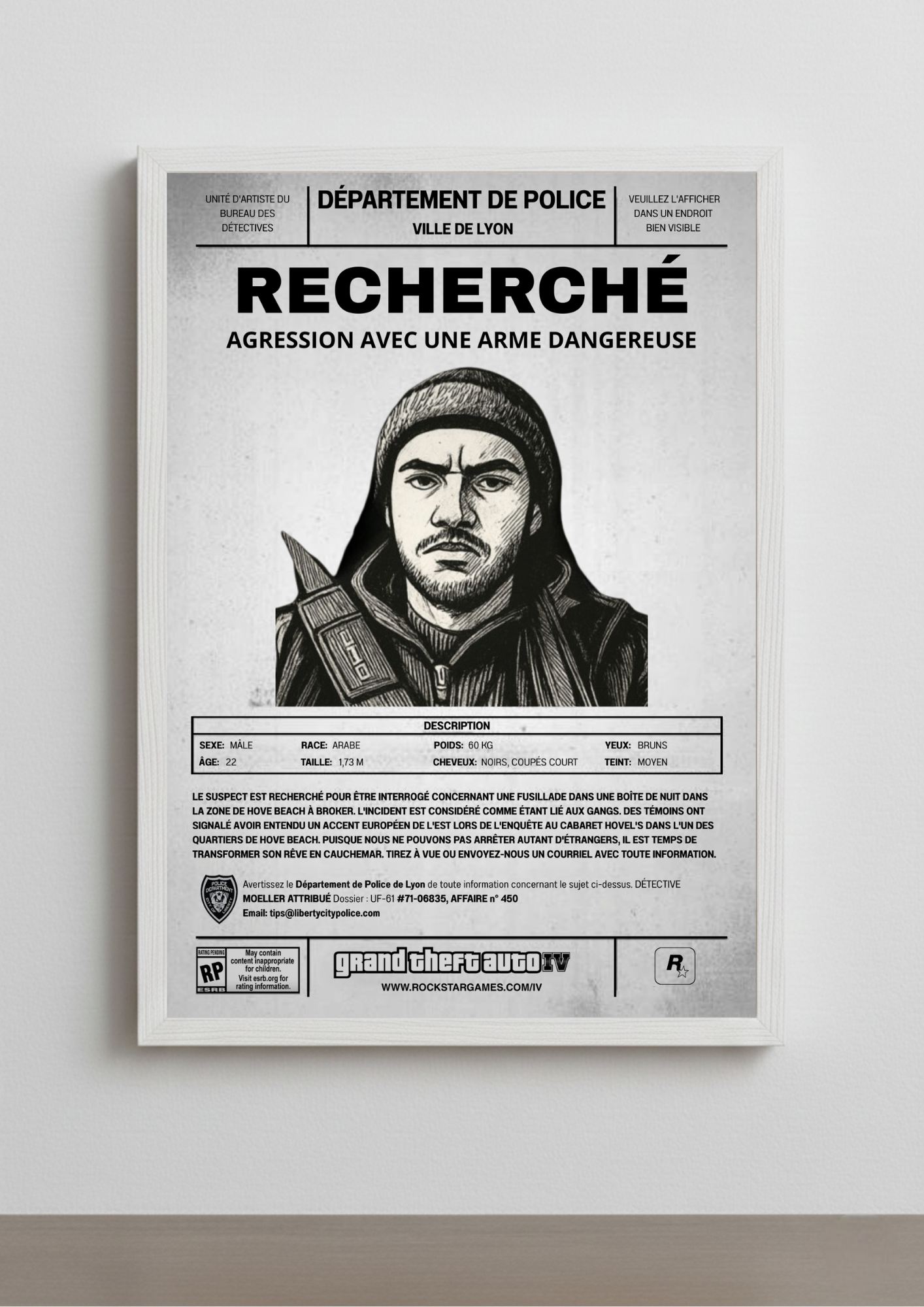 Idée de décoration intérieure moderne avec une affiche Wanted encadrée. Un cadre photo personnalisé parfait pour un setup gaming ou un salon.