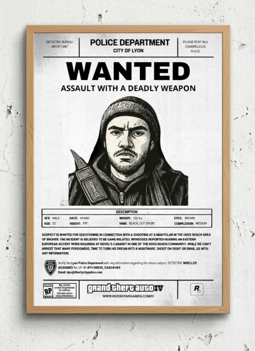 Idée de décoration intérieure moderne avec une affiche Wanted encadrée. Un cadre photo personnalisé parfait pour un setup gaming ou un salon.