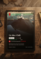 Cadre photo personnalisé style interface Netflix affiché comme décoration murale dans un salon, idée cadeau original.