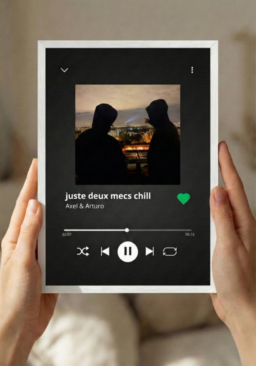 Cadre photo personnalisé style interface lecteur musique minimaliste (sans code scannable). Design épuré avec photo et titre pour une décoration moderne.