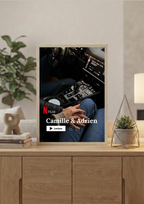 Décoration intérieure moderne avec un cadre photo personnalisé affiché dans un salon.