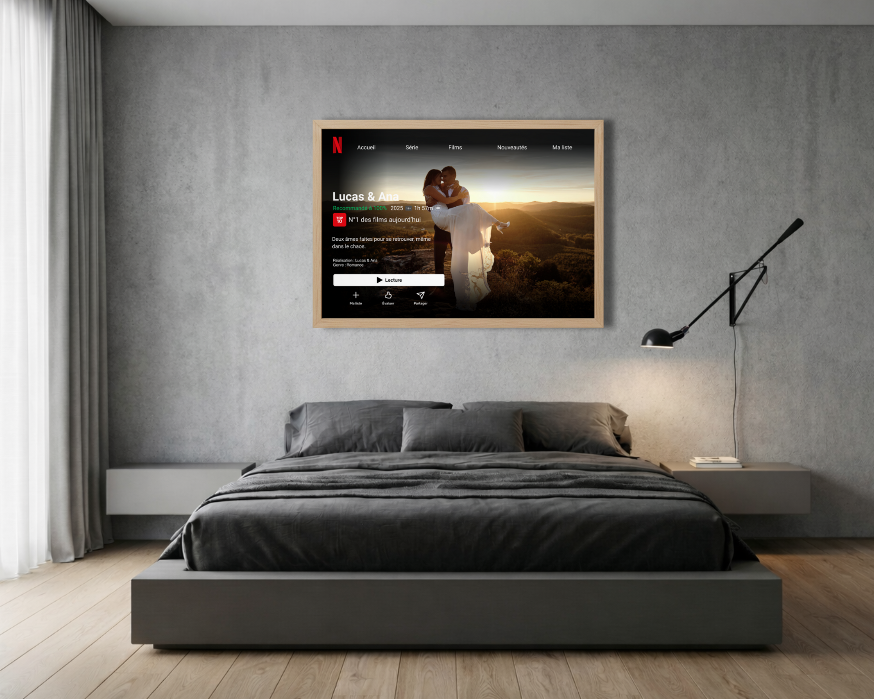 Cadre photo personnalisé imitant une interface de streaming accroché dans une chambre, le cadeau parfait pour célébrer un couple ou un mariage.