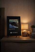 Cadre photo personnalisé style lecteur Spotify noir avec photo souvenir vacances et code scannable
