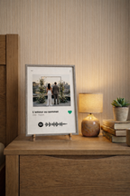 Cadre photo personnalisé style lecteur Spotify noir avec photo souvenir et code scannable cadeau pour amis, couples et famille.