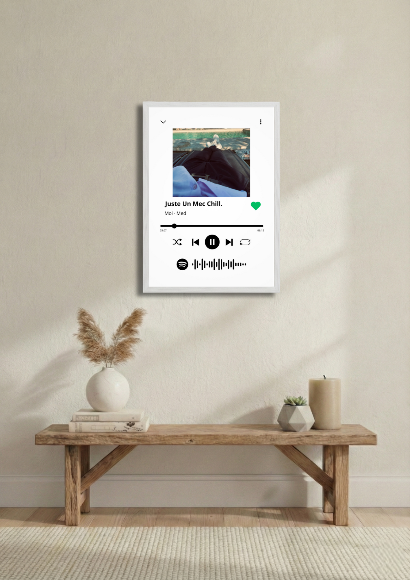 Objet de décoration moderne : cadre photo personnalisable musique affiché sur un mur de salon.