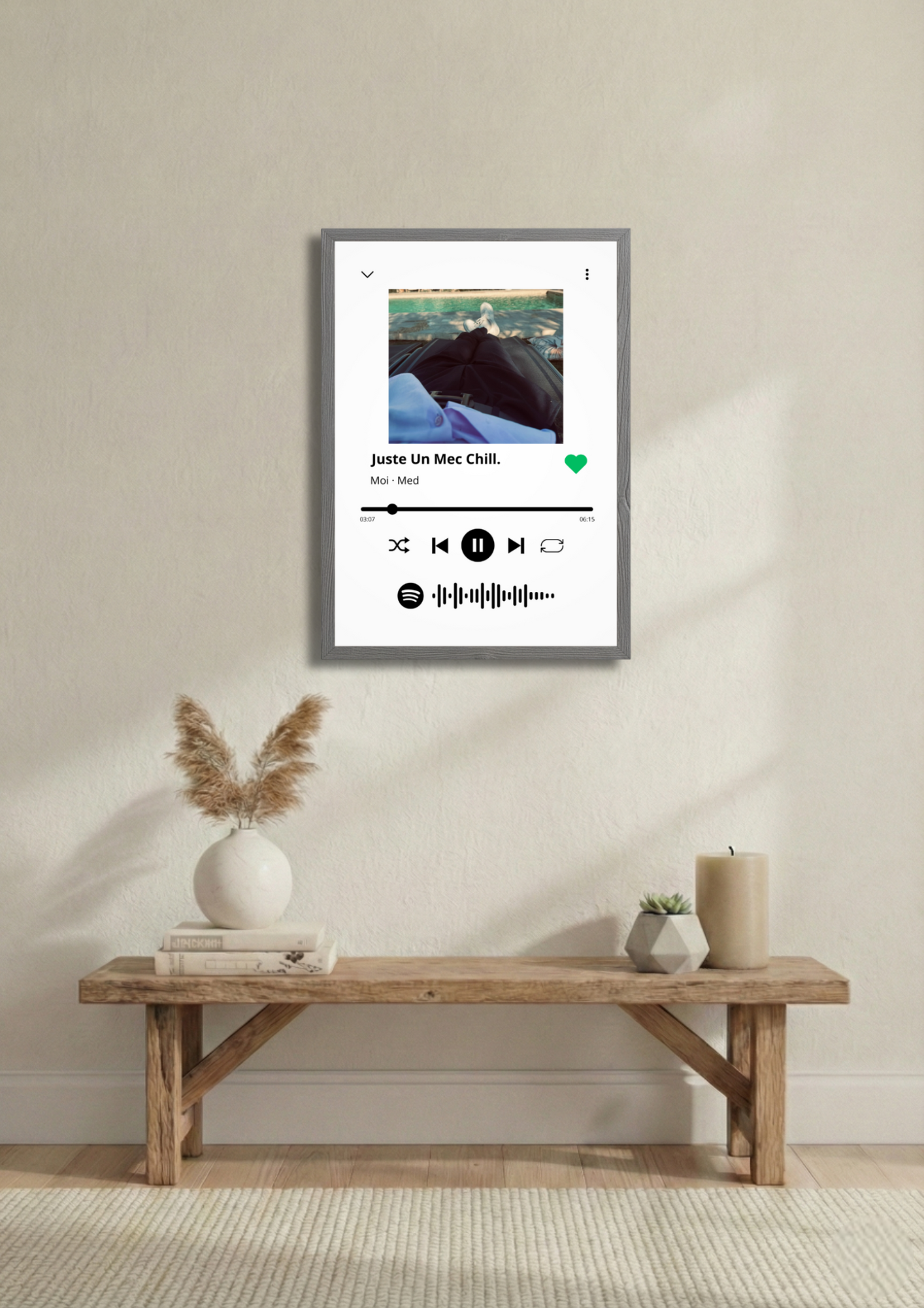 Objet de décoration moderne : cadre photo personnalisable musique affiché sur un mur de salon.