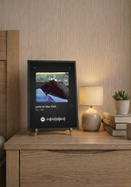 Décoration moderne avec cadre photo personnalisable Spotify édition minimaliste.