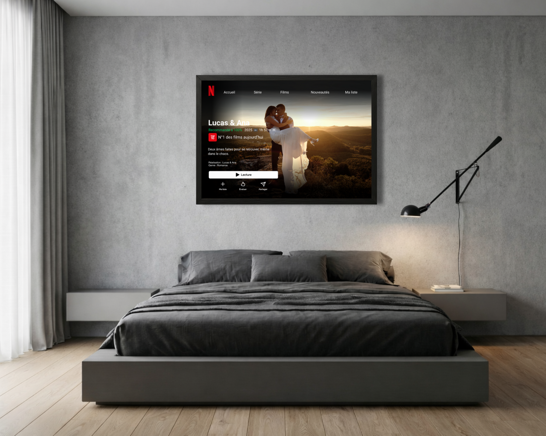 Cadre photo personnalisé imitant une interface de streaming accroché dans une chambre, le cadeau parfait pour célébrer un couple ou un mariage.