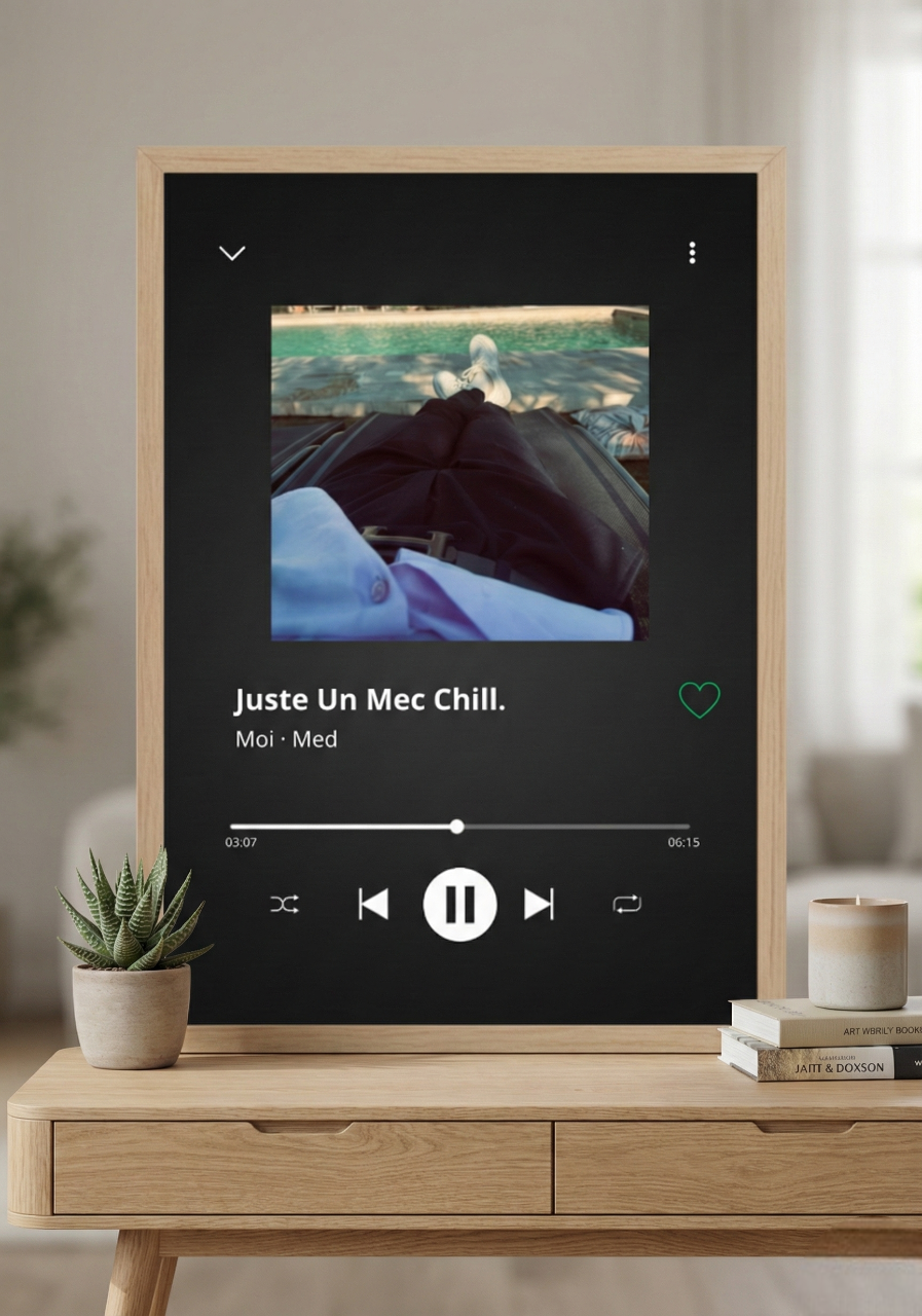 Idée de décoration murale tendance dans une chambre ou un salon : cadre photo personnalisable style application musicale 'aesthetic' affiché au mur.