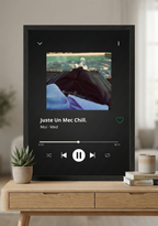 Cadre photo personnalisé style interface lecteur musique minimaliste (sans code scannable). Idée de cadeau pour couple, amis, famille. Design épuré avec photo et titre pour une décoration moderne.