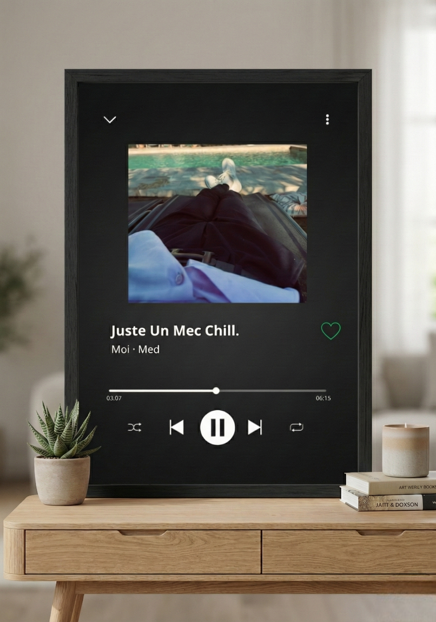 Cadre photo personnalisé style interface lecteur musique minimaliste (sans code scannable). Idée de cadeau pour couple, amis, famille. Design épuré avec photo et titre pour une décoration moderne.