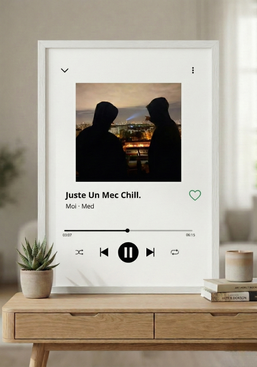 Cadre photo personnalisé style interface lecteur musique minimaliste (sans code scannable). Design épuré avec photo et titre pour une décoration moderne.
